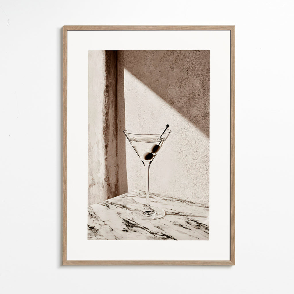 Cuadro de cocina Martini en copa sobre mármol – Oak Frame