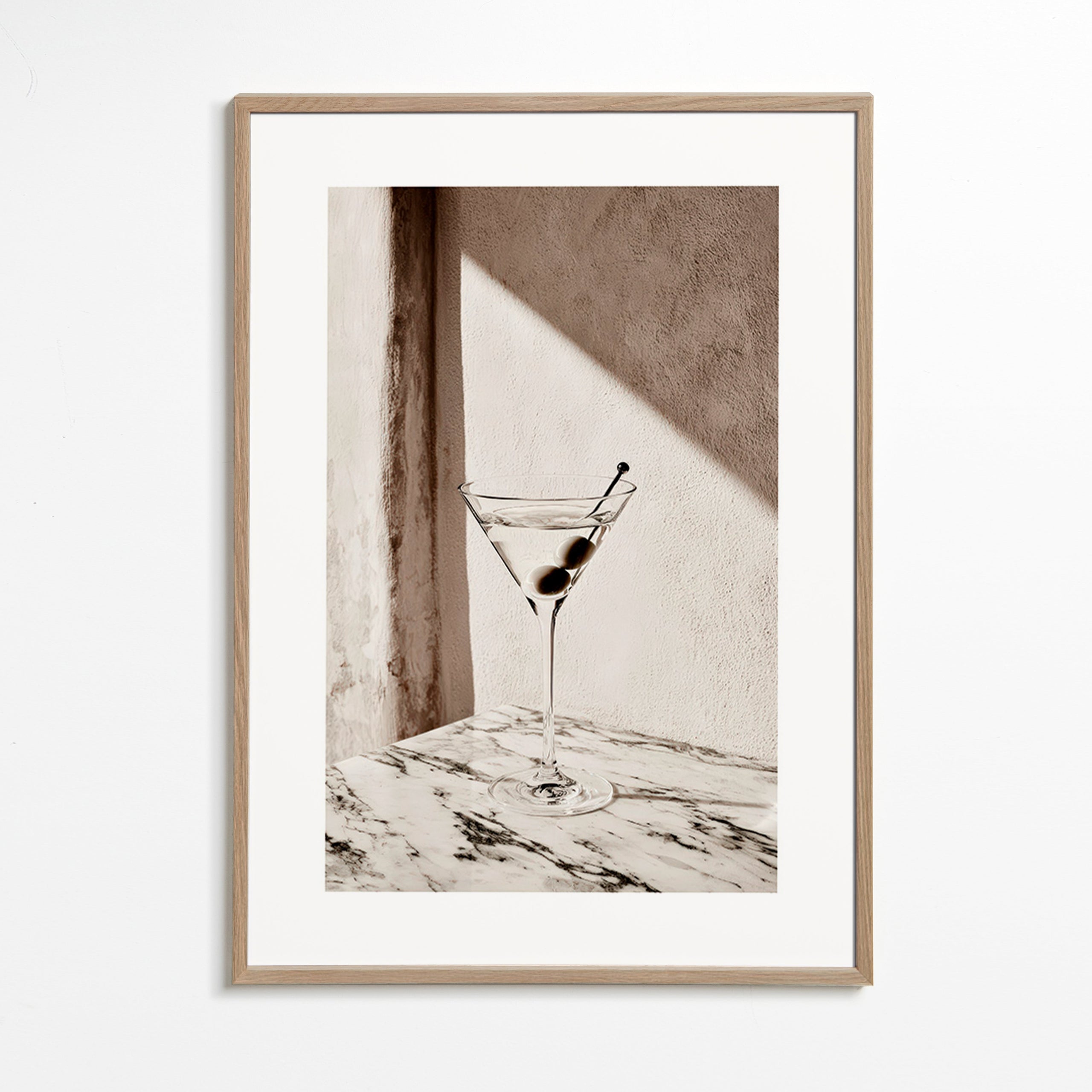 Cuadro de cocina Martini en copa sobre mármol – Oak Frame