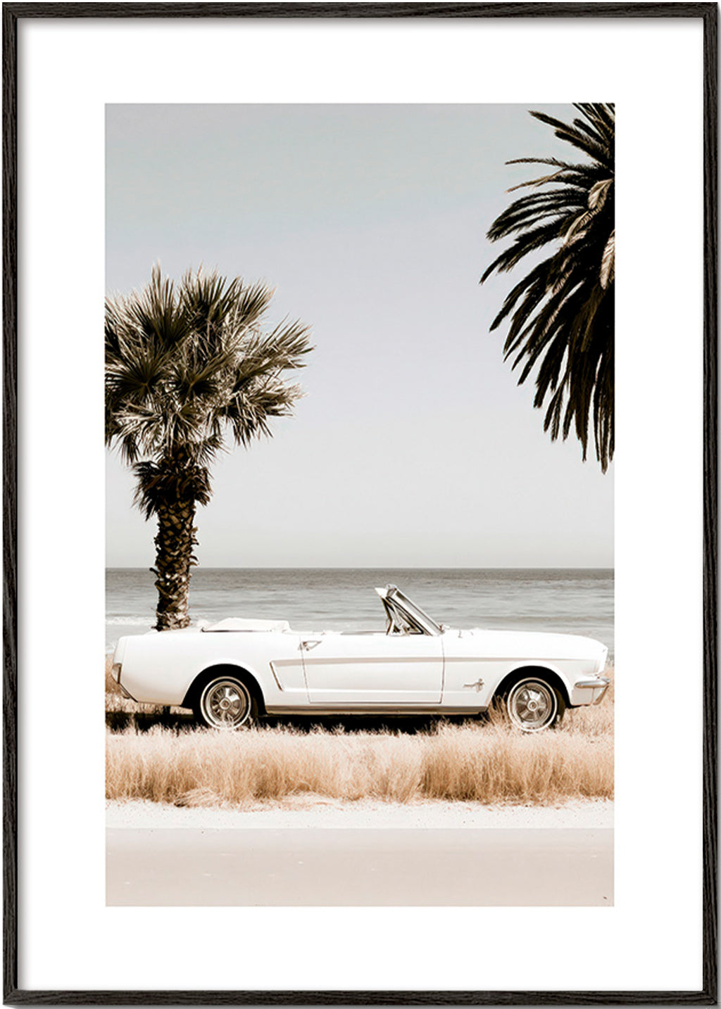 Fotografía de coche clásico junto al mar – Black Frame