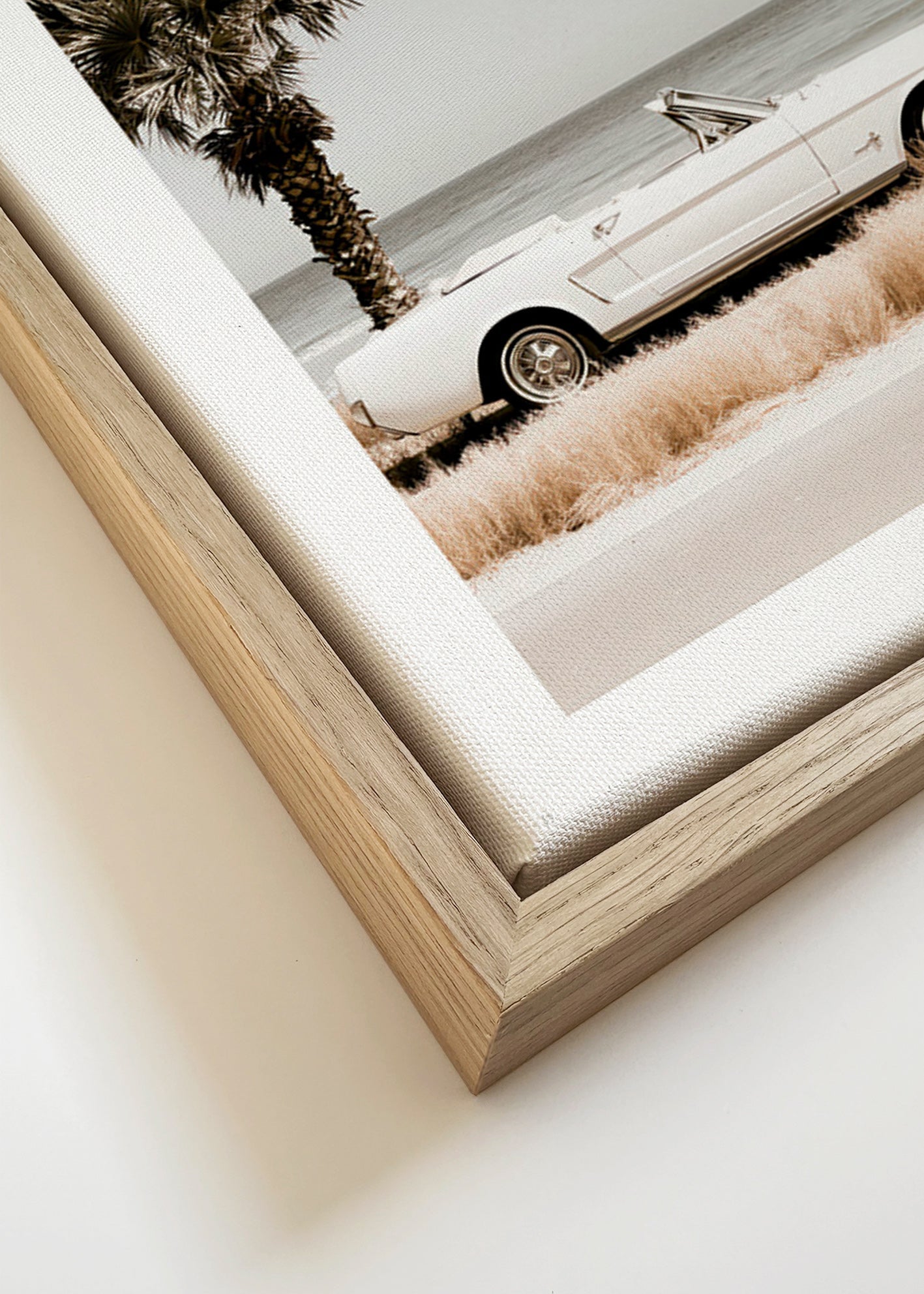 Fotografía de coche clásico junto al mar – Canvas detail