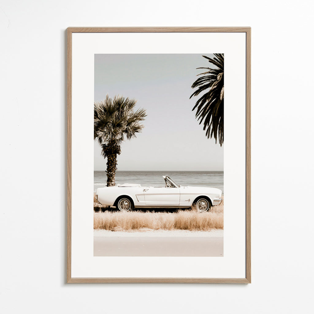 Fotografía de coche clásico junto al mar – Oak Frame