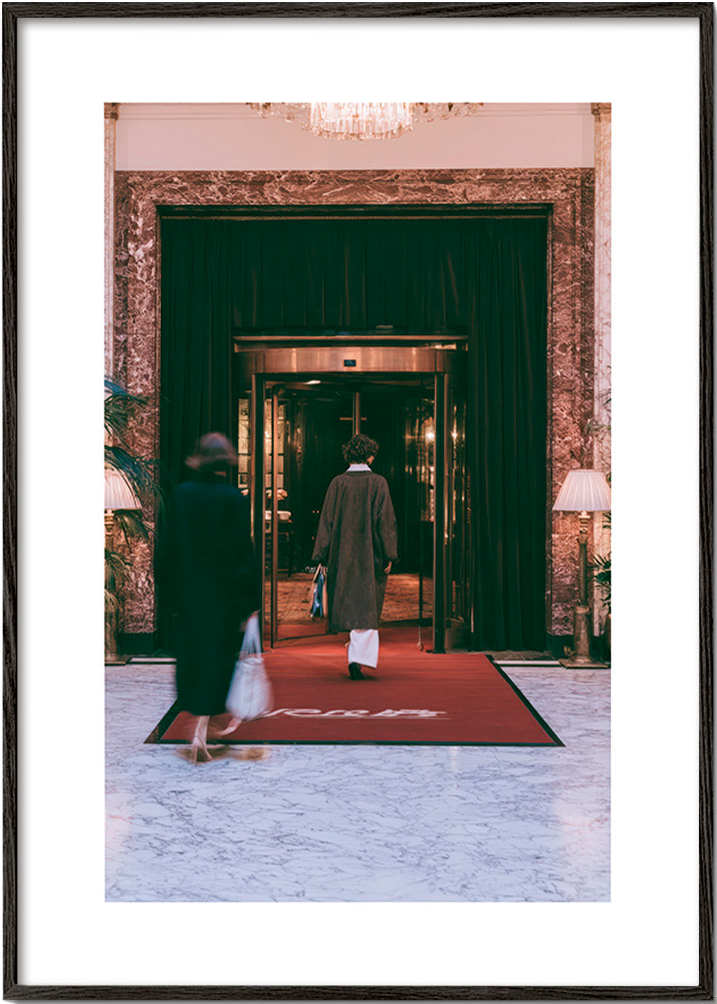 Fotografía de entrada de hotel con moqueta roja – Black Frame