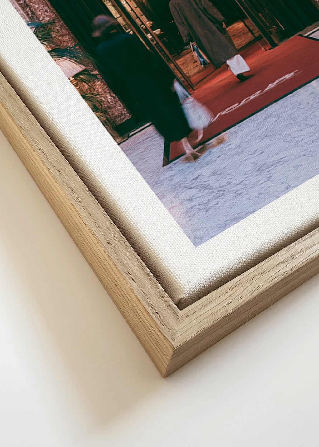 Fotografía de entrada de hotel con moqueta roja – Canvas detail