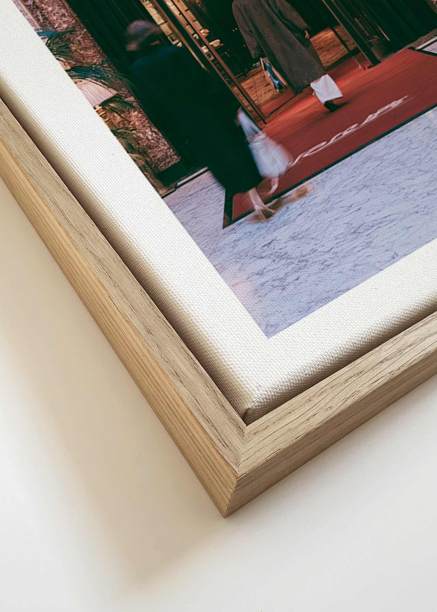 Fotografía de entrada de hotel con moqueta roja – Canvas detail