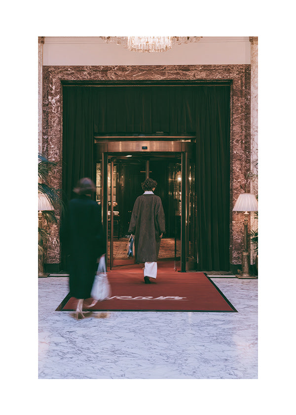 Fotografía de entrada de hotel con moqueta roja