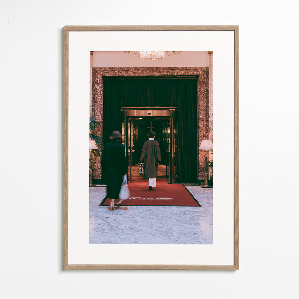 Fotografía de entrada de hotel con moqueta roja – Oak Frame
