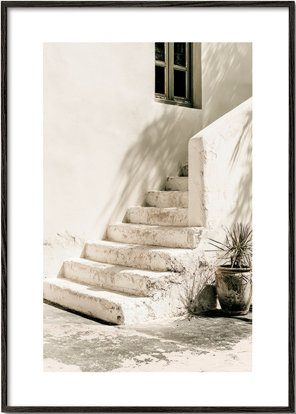 Fotografía de escalera blanca con maceta – Black Frame