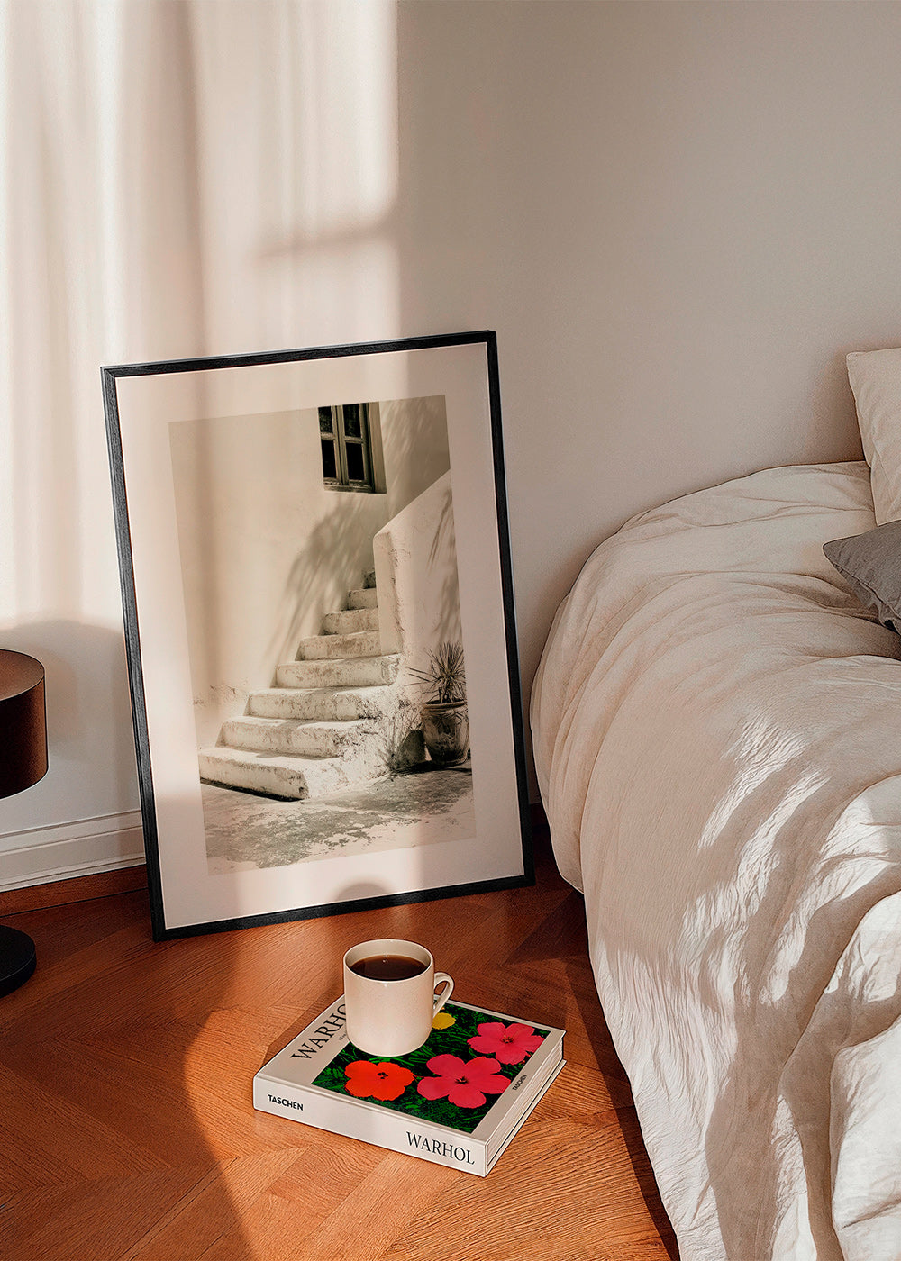 Fotografía de escalera blanca con maceta – Product1