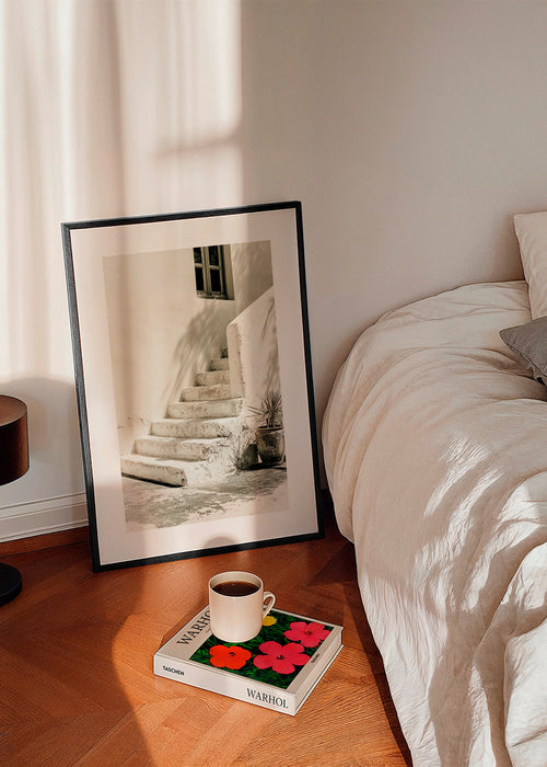 Fotografía de escalera blanca con maceta – Product1