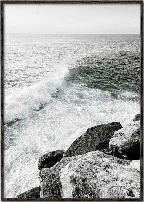 Cuadro de paisaje: acantilado y ola en blanco y negro – Black Frame