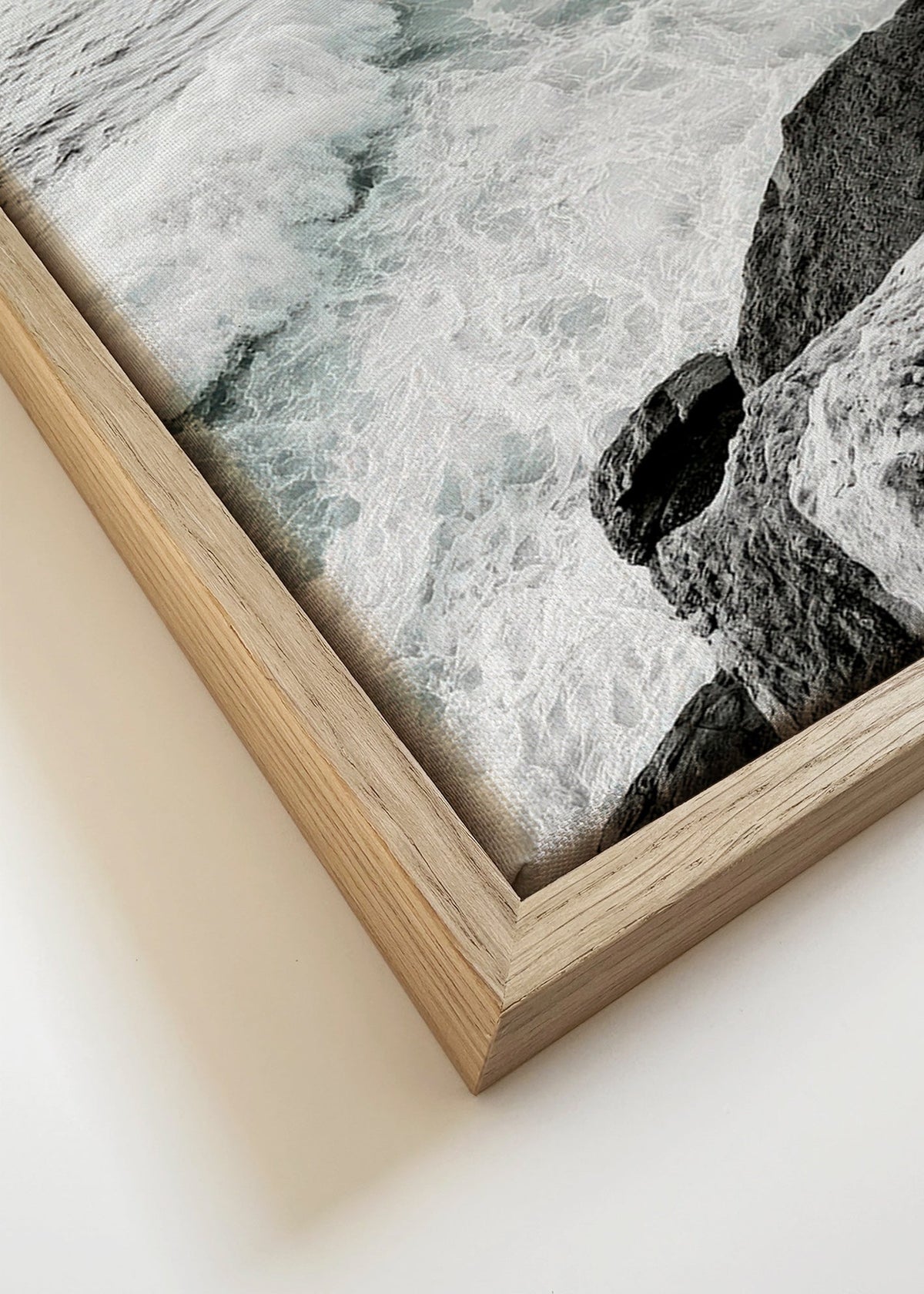 Cuadro de paisaje: acantilado y ola en blanco y negro – Canvas detail