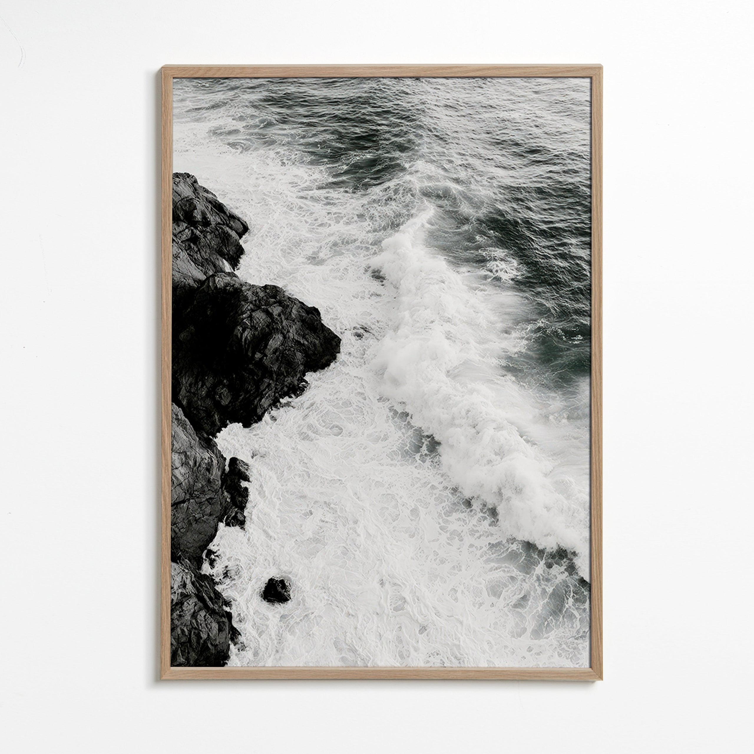 Cuadro de paisaje: rocas atlánticas en blanco y negro – Oak Frame