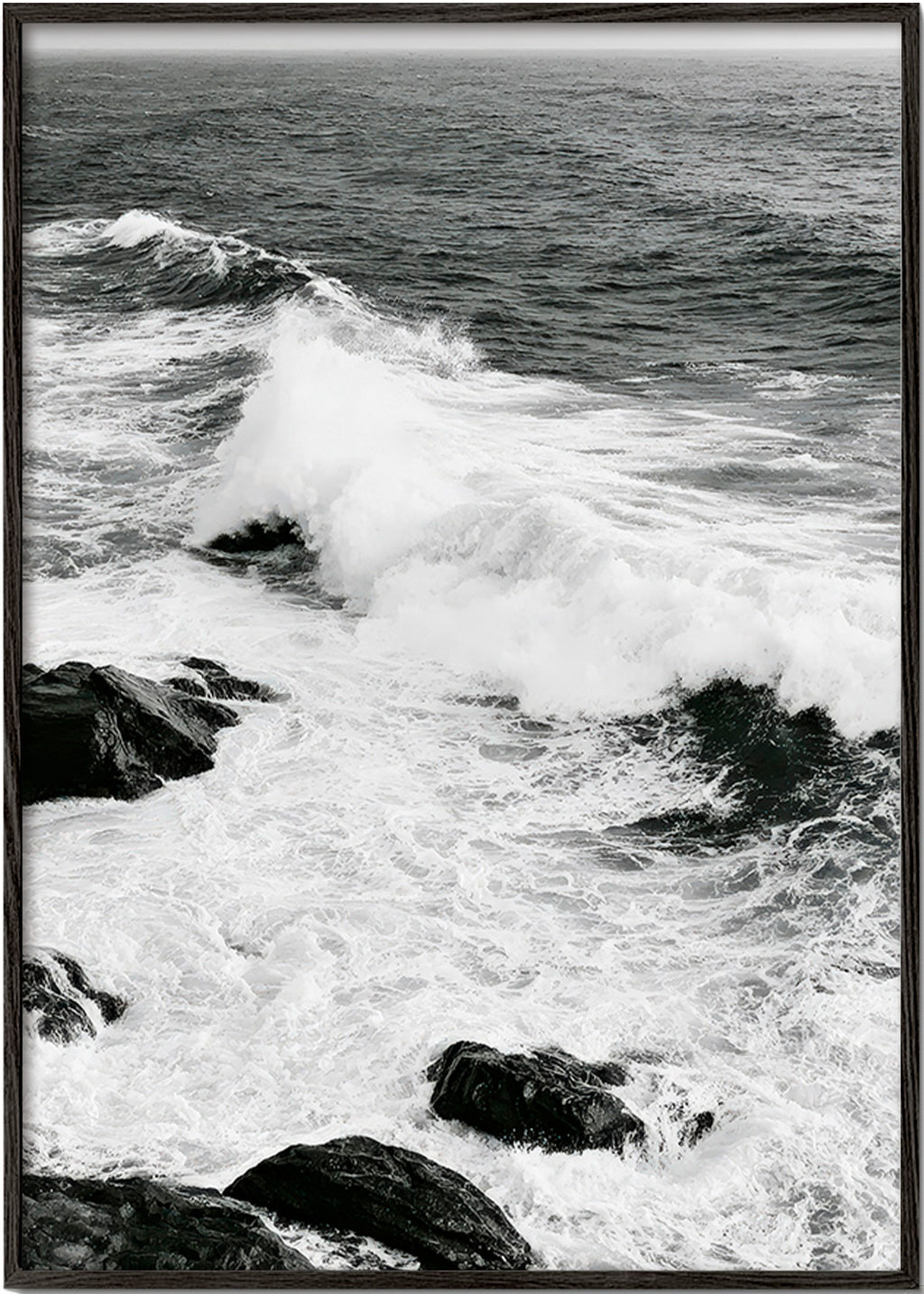 Cuadro de paisaje marino en blanco y negro con oleaje – Black Frame