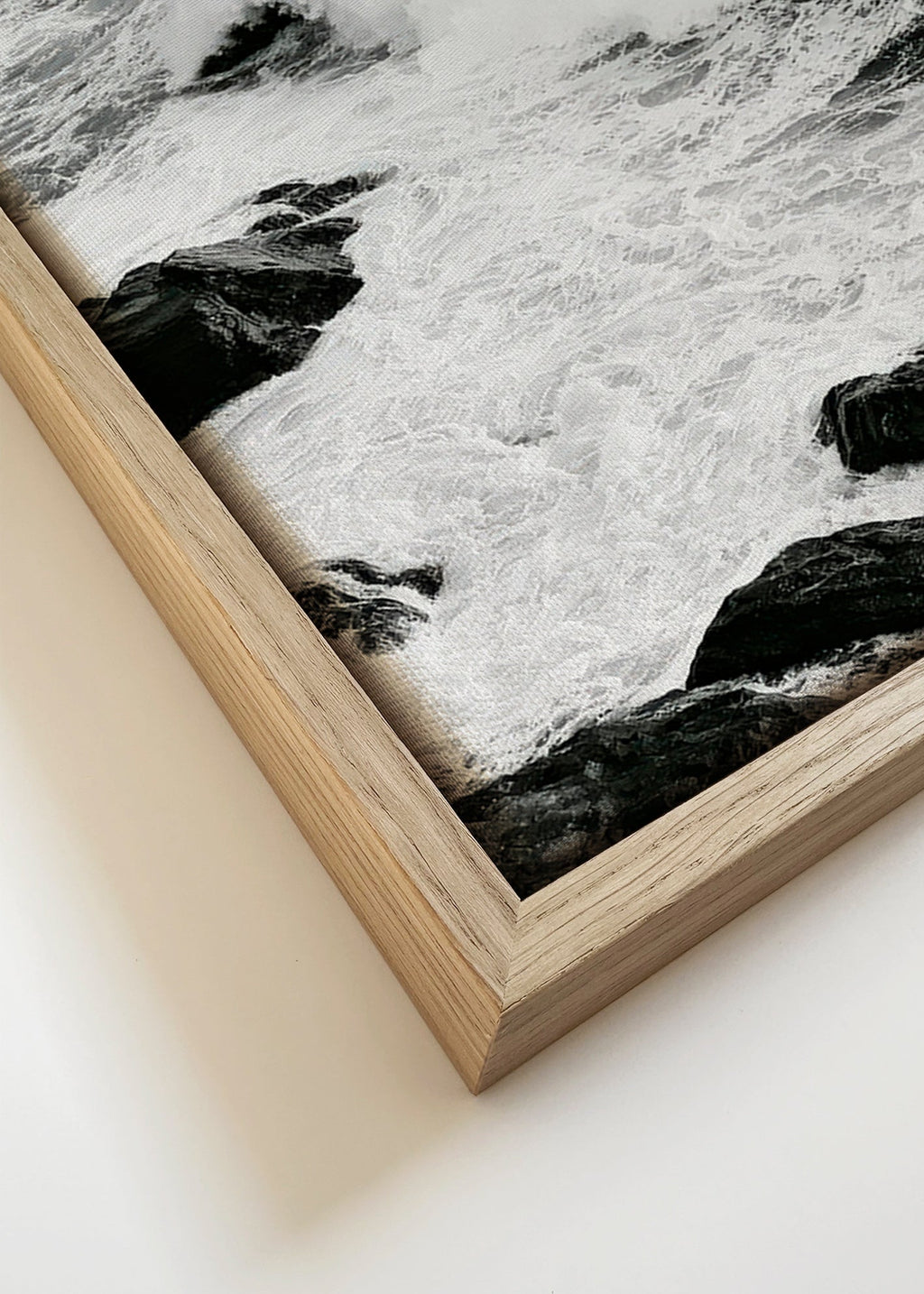 Cuadro de paisaje marino en blanco y negro con oleaje – Canvas detail