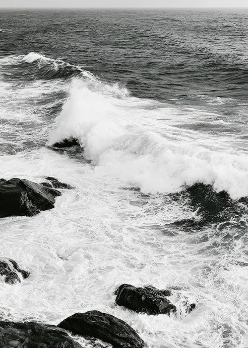 Cuadro de paisaje marino en blanco y negro con oleaje