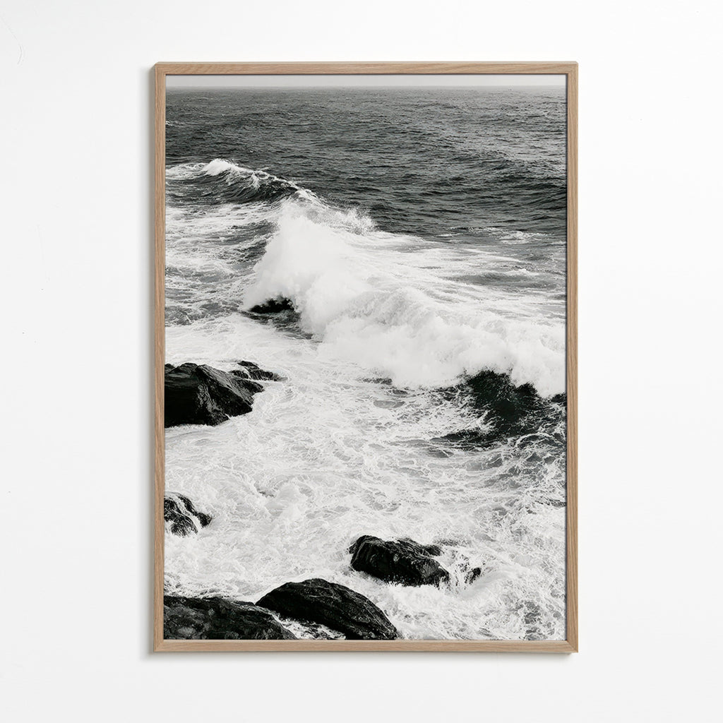 Cuadro de paisaje marino en blanco y negro con oleaje – Oak Frame