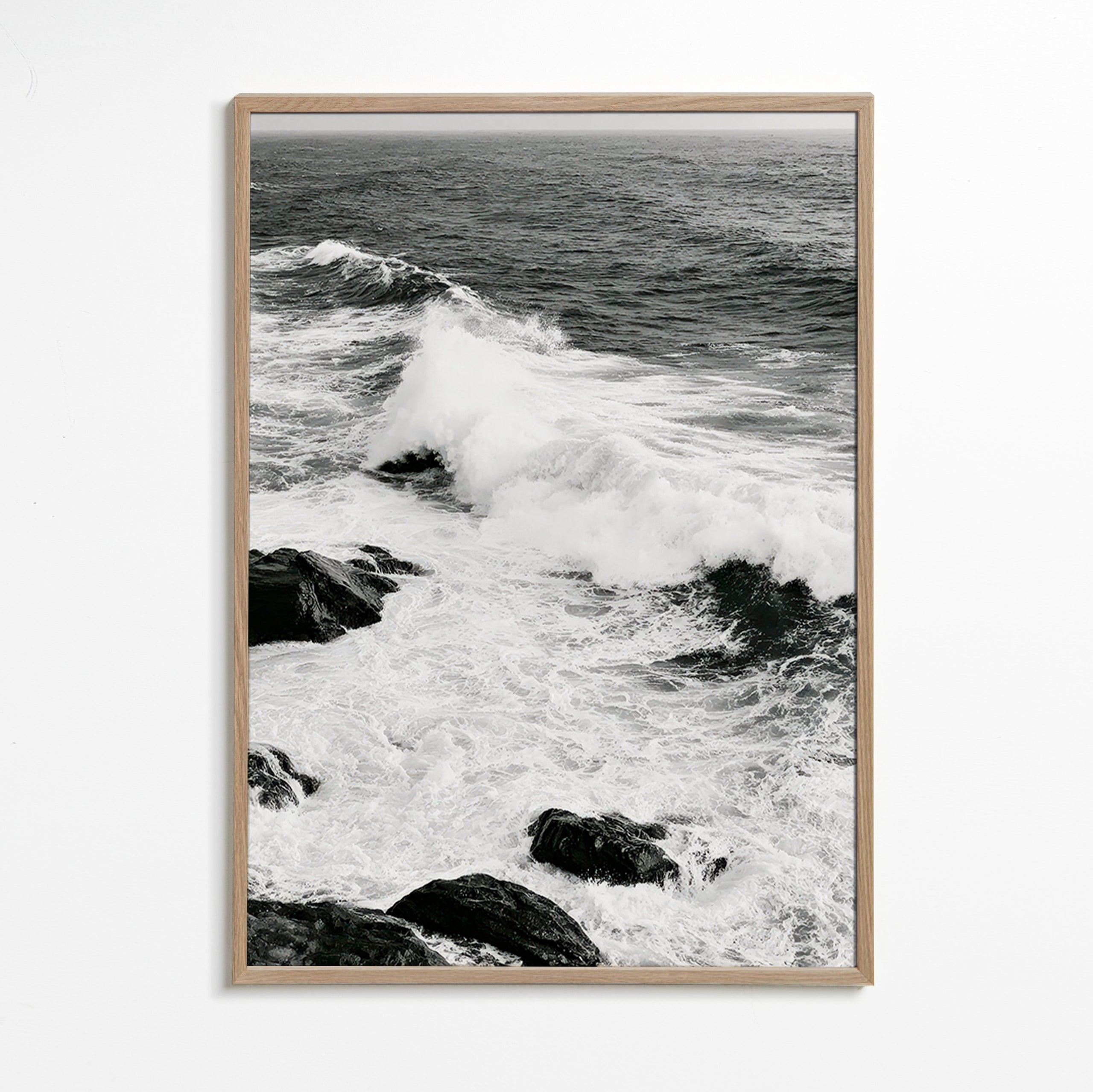 Cuadro de paisaje marino en blanco y negro con oleaje – Oak Frame