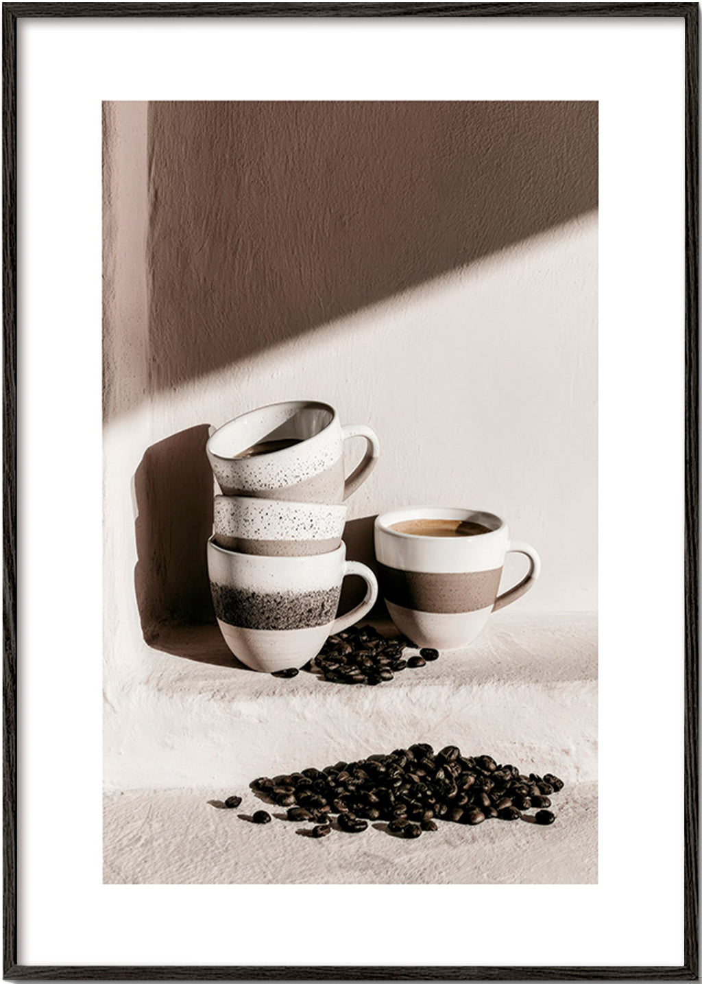 Cuadro de cocina con tazas apiladas y granos de café – Black Frame