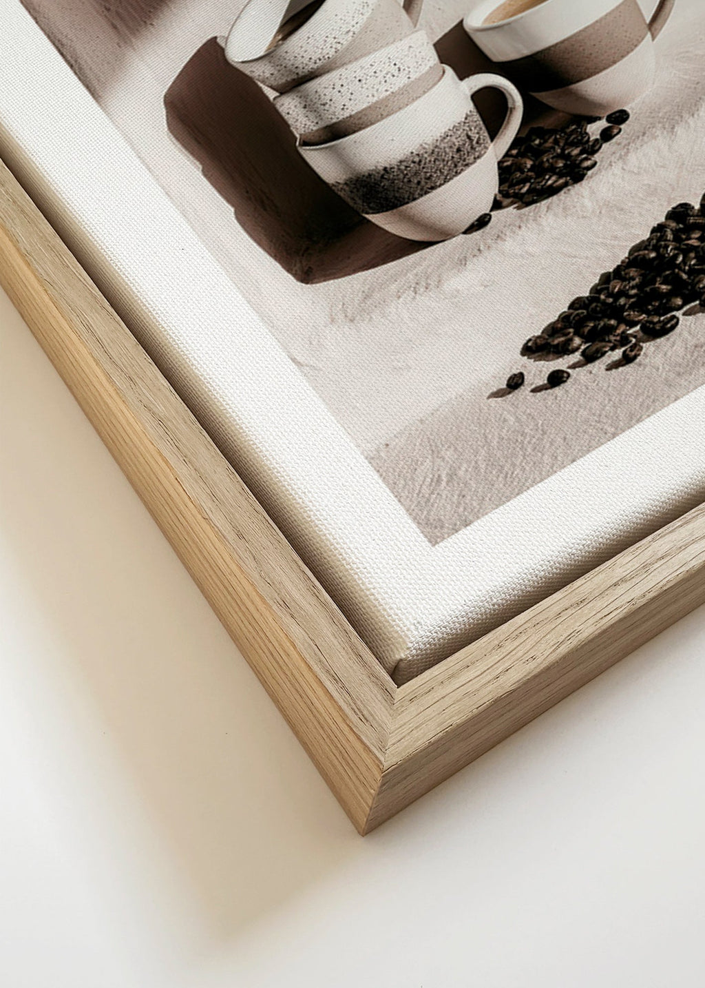 Cuadro de cocina con tazas apiladas y granos de café – Canvas detail