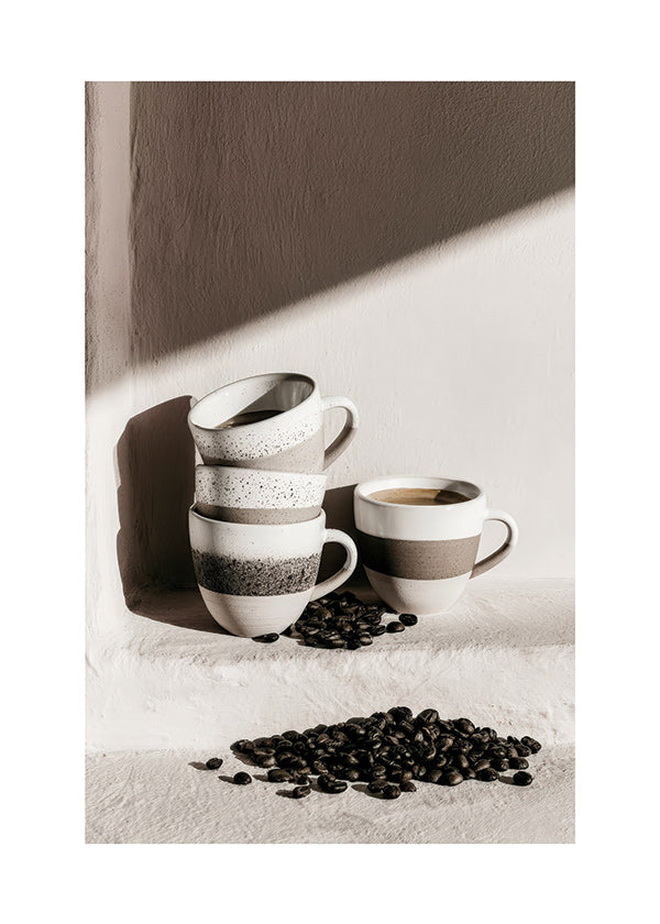 Cuadro de cocina con tazas apiladas y granos de café