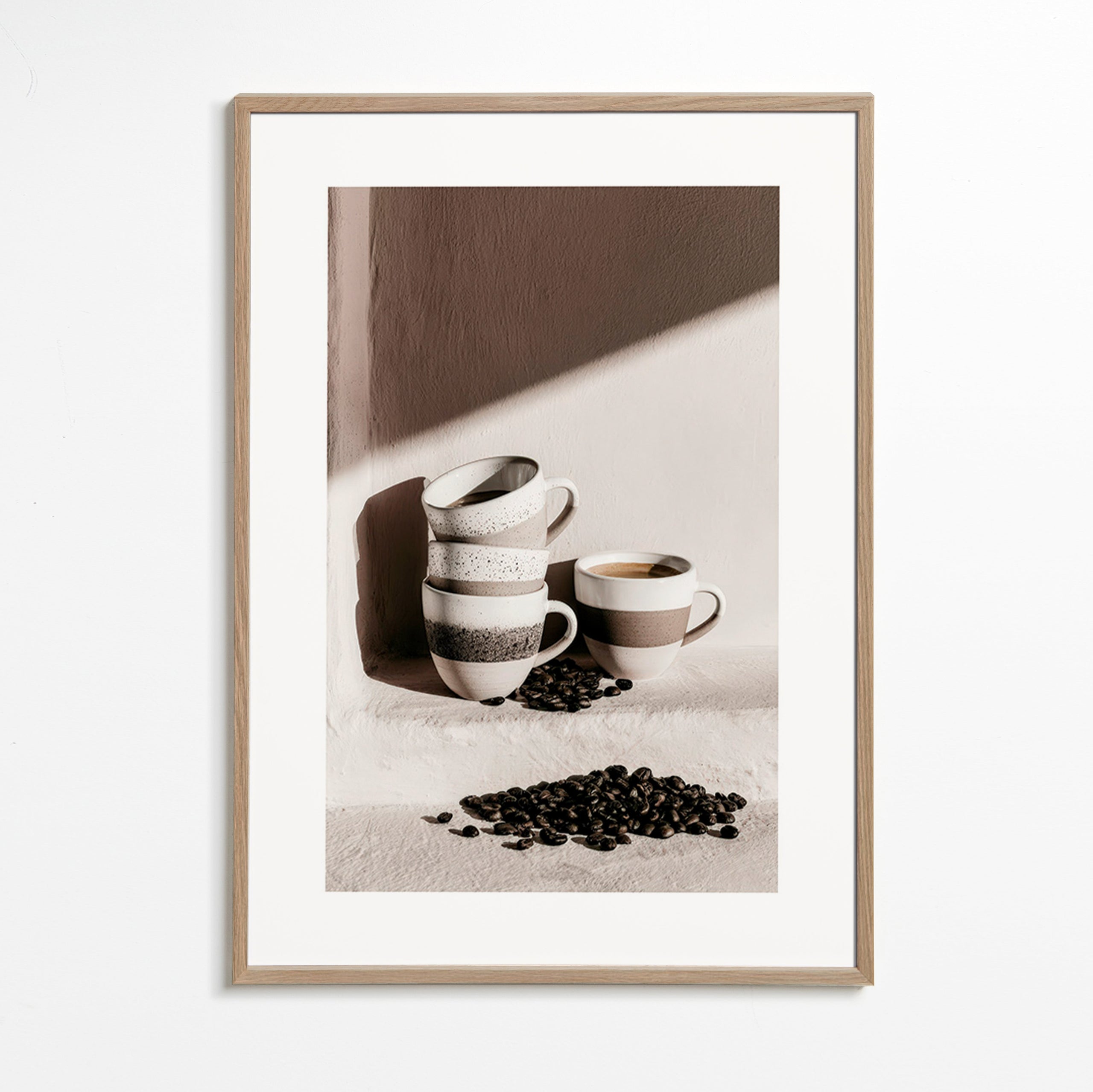 Cuadro de cocina con tazas apiladas y granos de café – Oak Frame