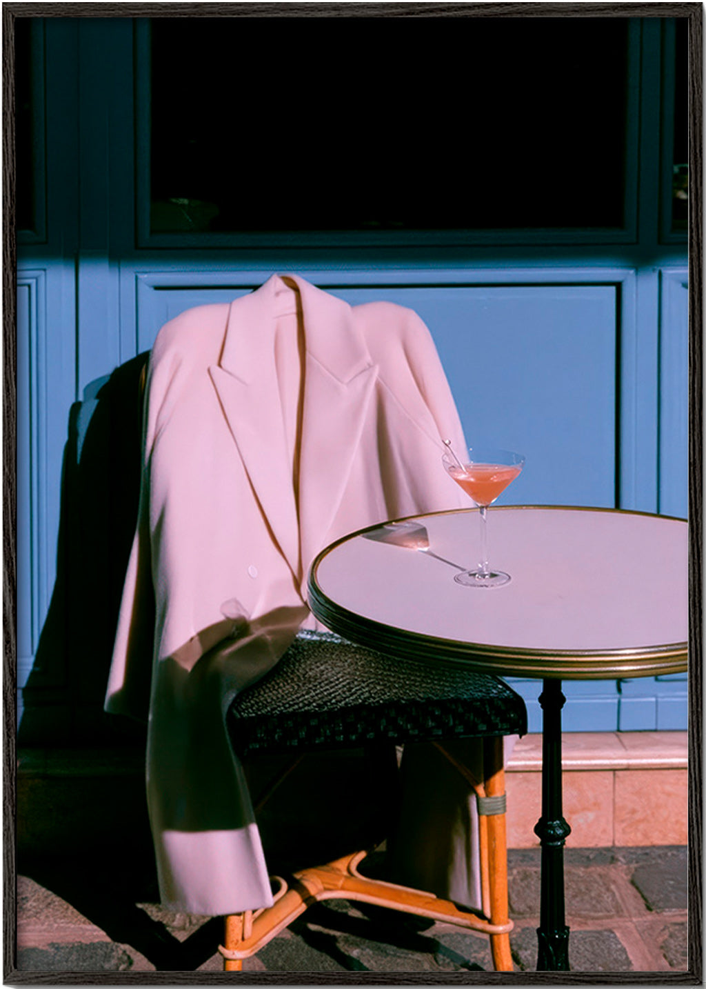 Fotografía chaqueta rosa y cóctel en terraza – Black Frame