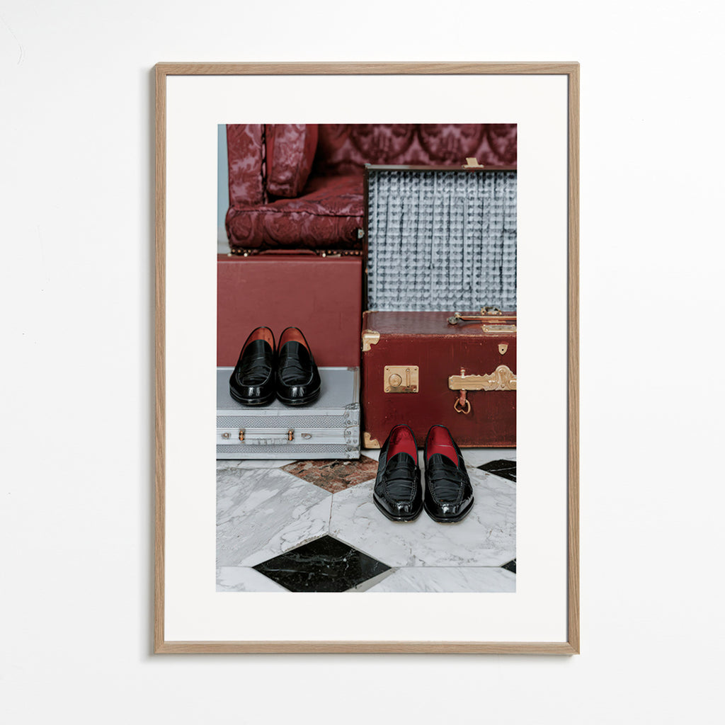 Cuadro de ciudades con maletas y zapatos lustrados – Oak Frame