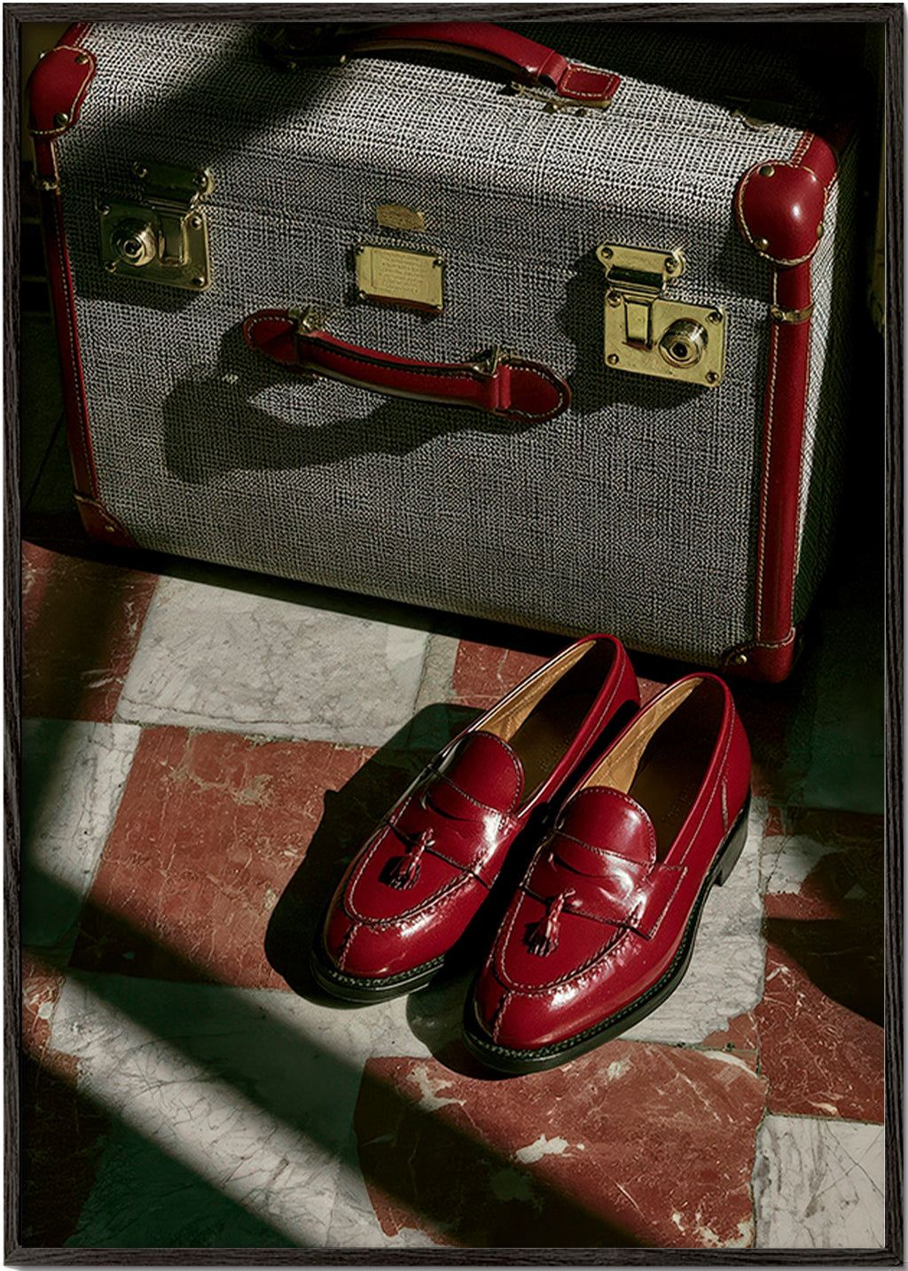 Cuadro de ciudades con maleta y zapatos rojos – Black Frame