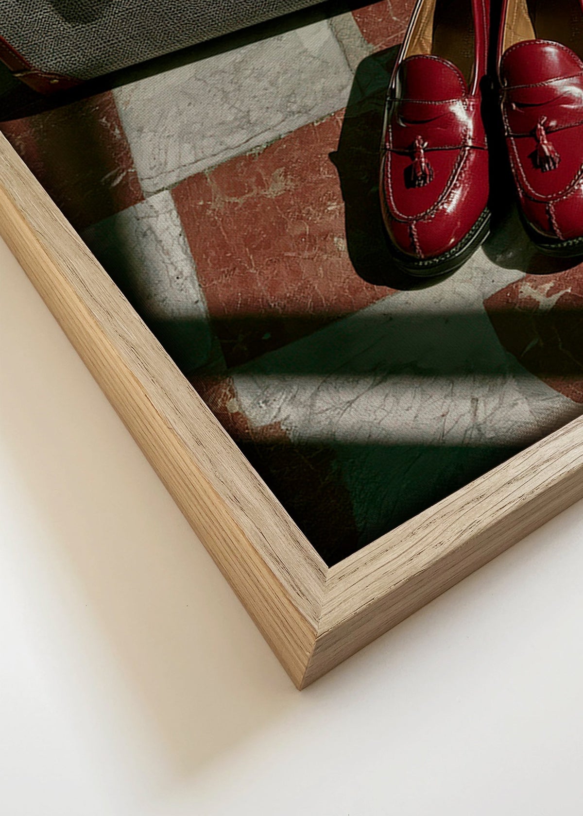 Cuadro de ciudades con maleta y zapatos rojos – Canvas detail