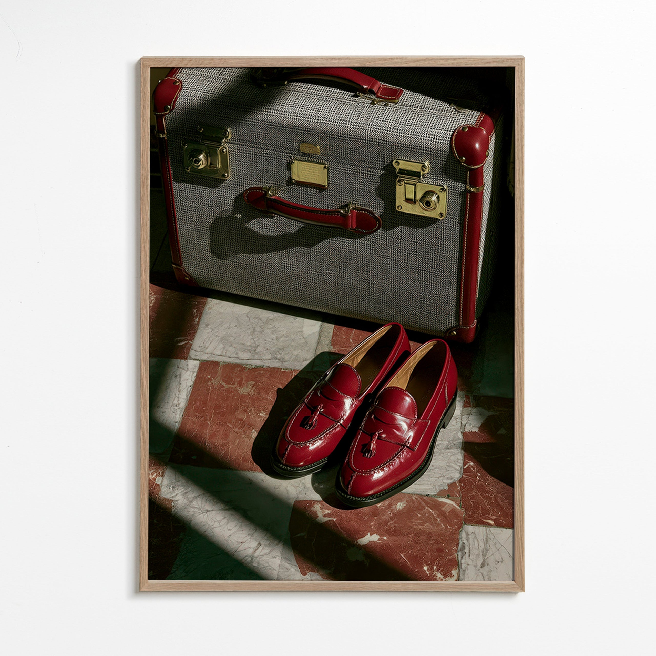 Cuadro de ciudades con maleta y zapatos rojos – Oak Frame