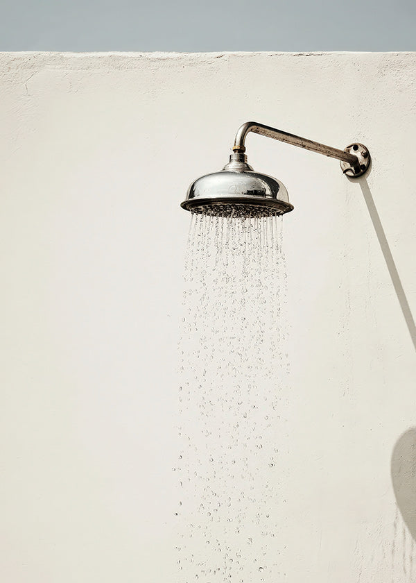 Fotografía de ducha exterior minimalista