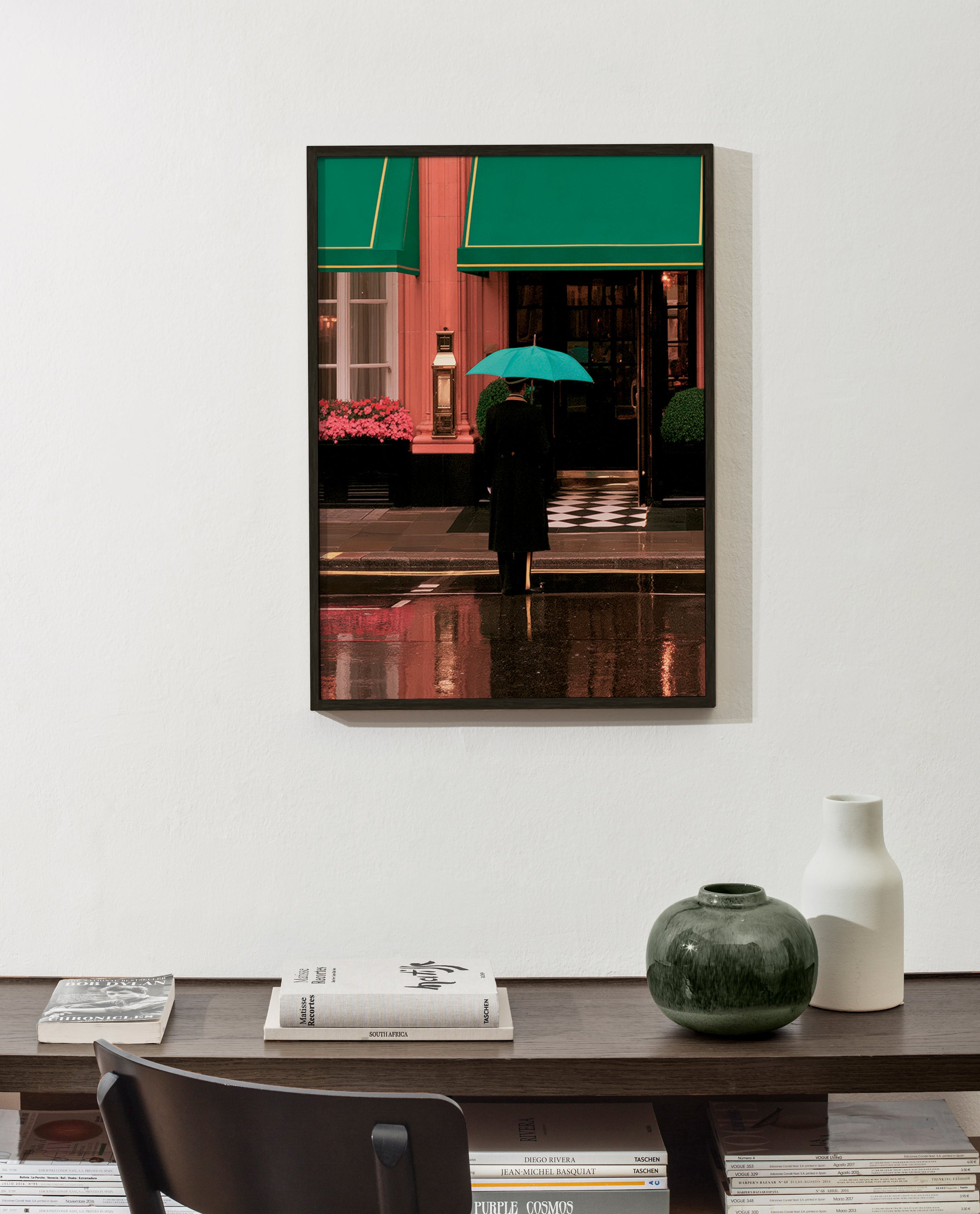 Cuadro de ciudades: figura bajo paraguas y reflejos – Product1