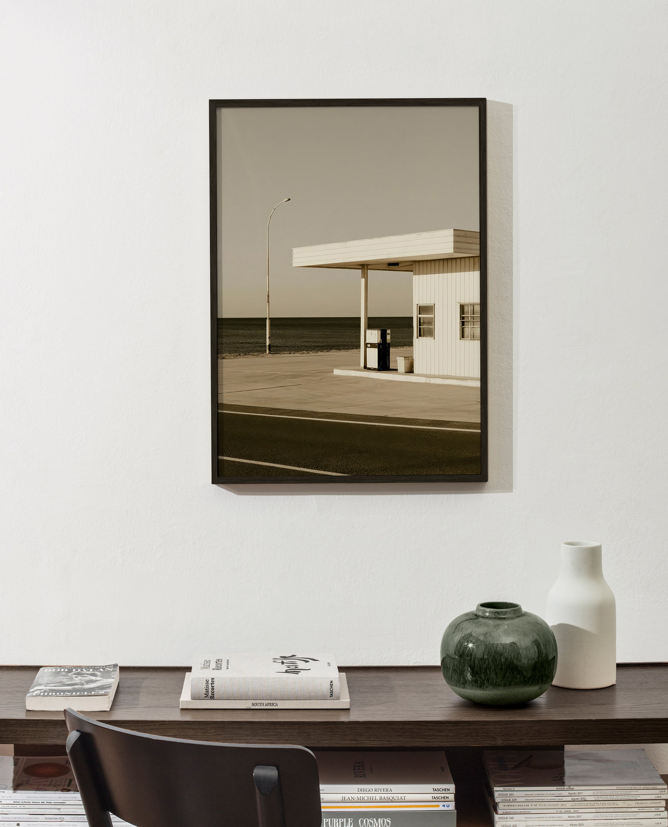 Cuadro de paisaje minimalista con estación costera – Product1