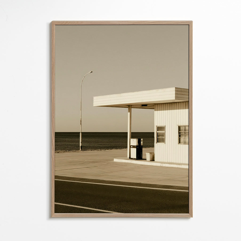 Cuadro de paisaje minimalista con estación costera – Oak Frame