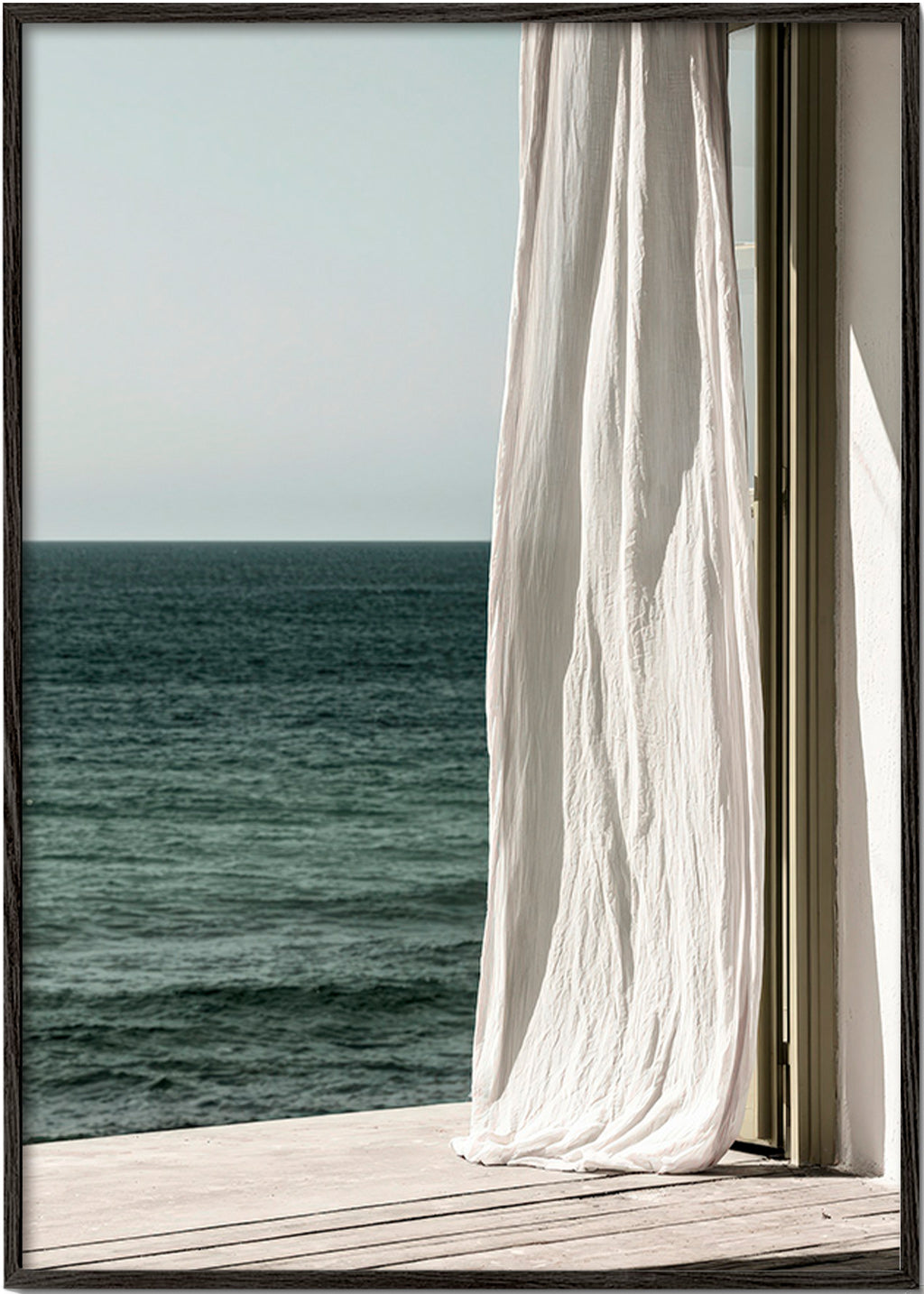 Cuadro de paisaje con cortina junto al mar – Black Frame