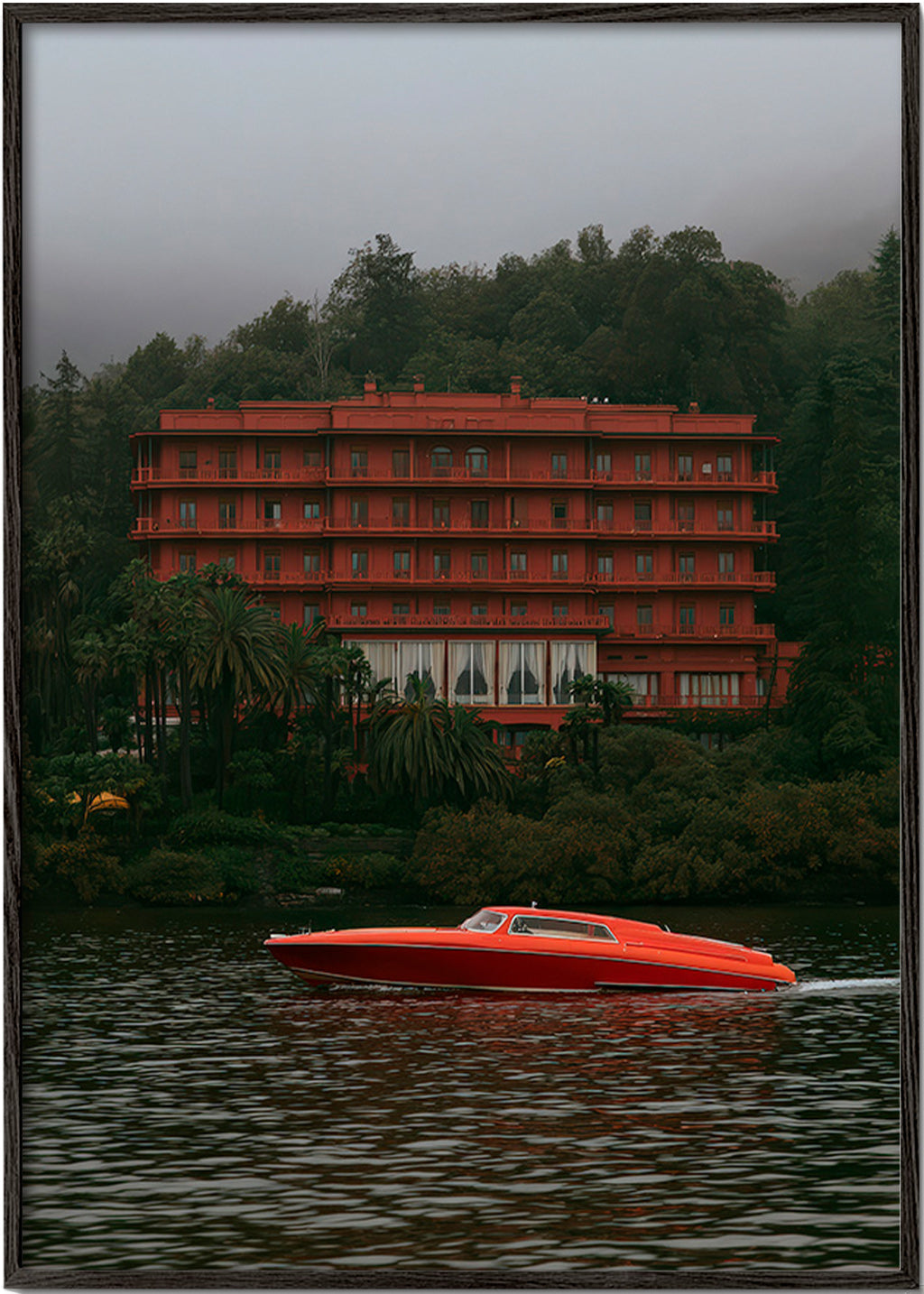 Cuadro de paisaje con hotel rojo y lancha – Black Frame