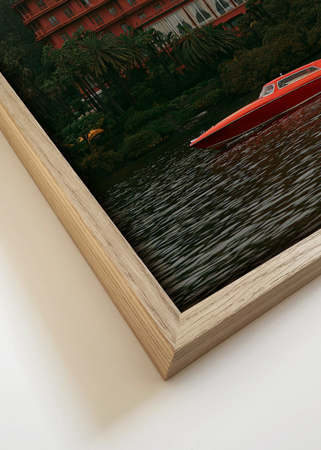Cuadro de paisaje con hotel rojo y lancha – Canvas detail
