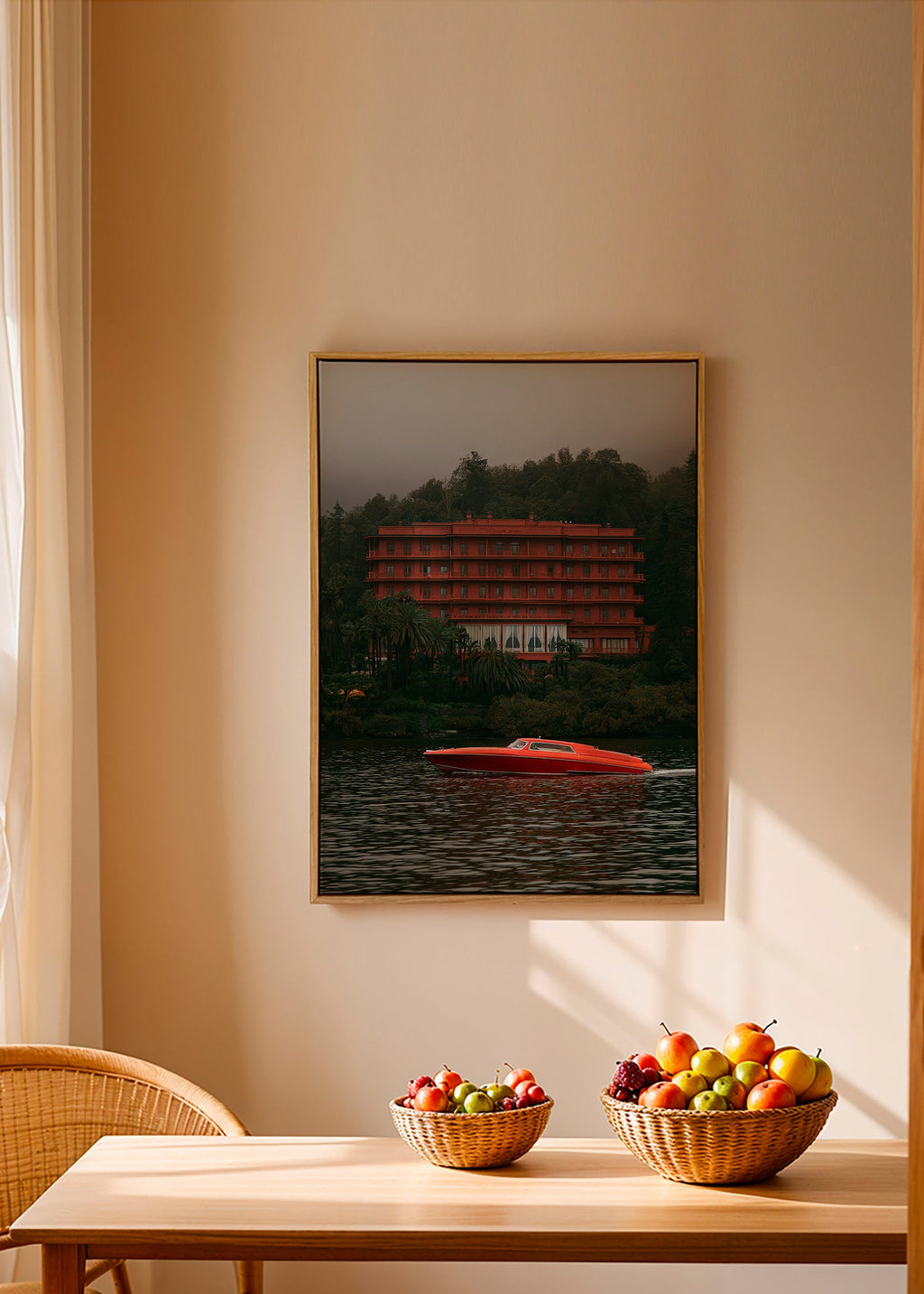 Cuadro de paisaje con hotel rojo y lancha – Canvas1