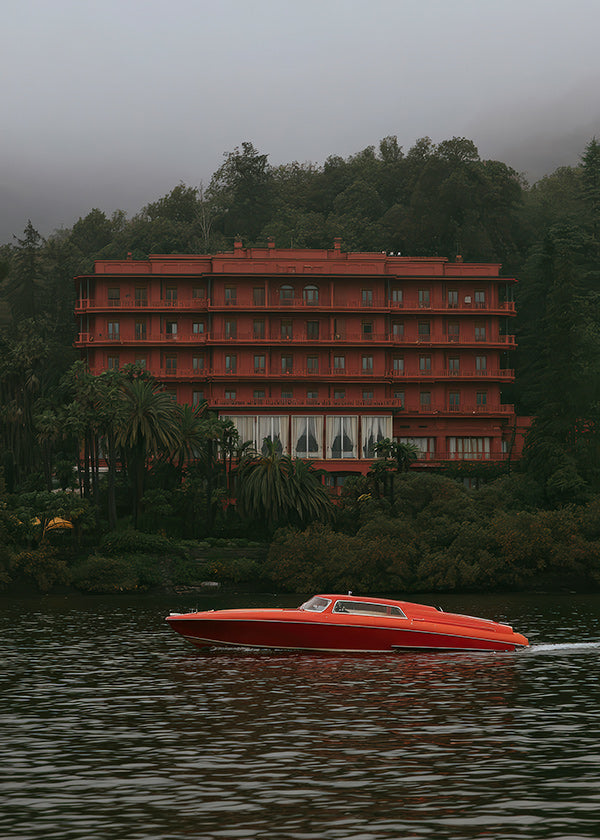 Cuadro de paisaje con hotel rojo y lancha