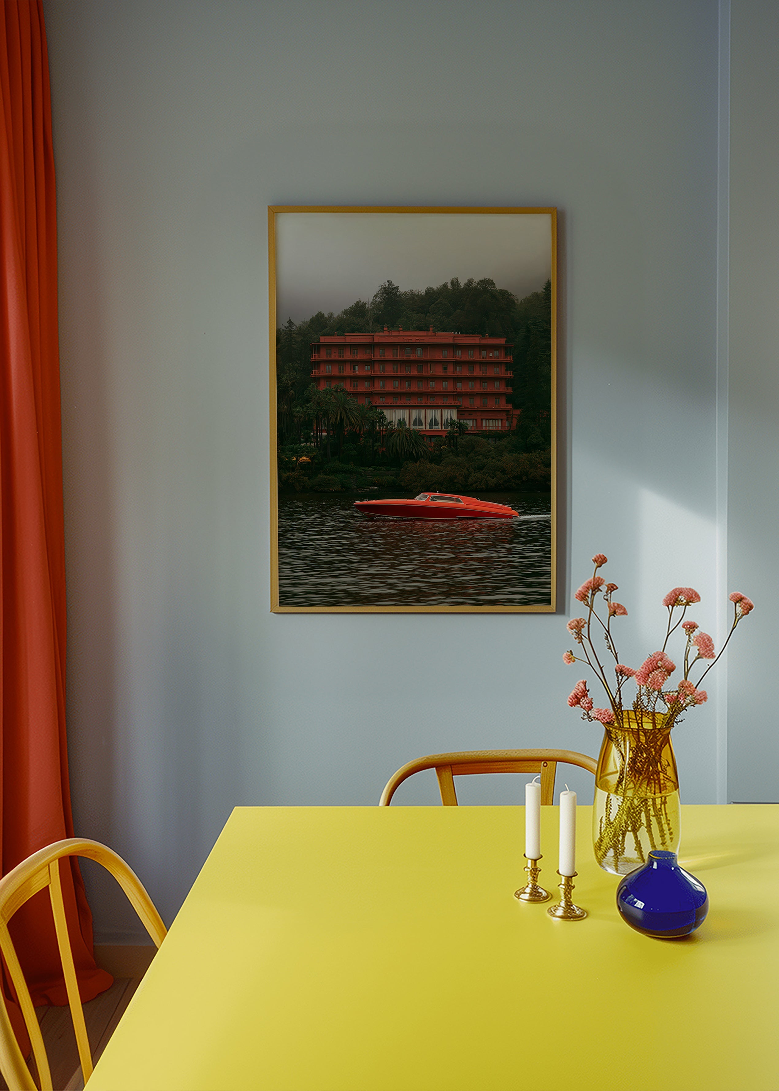 Cuadro de paisaje con hotel rojo y lancha – Product1