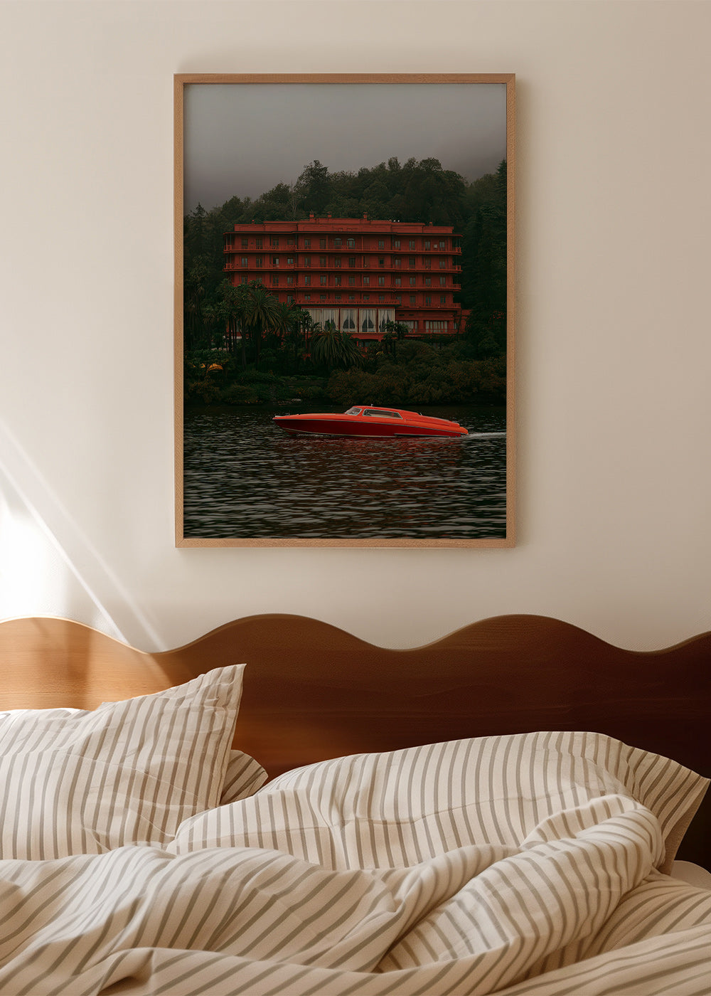Cuadro de paisaje con hotel rojo y lancha – Product2
