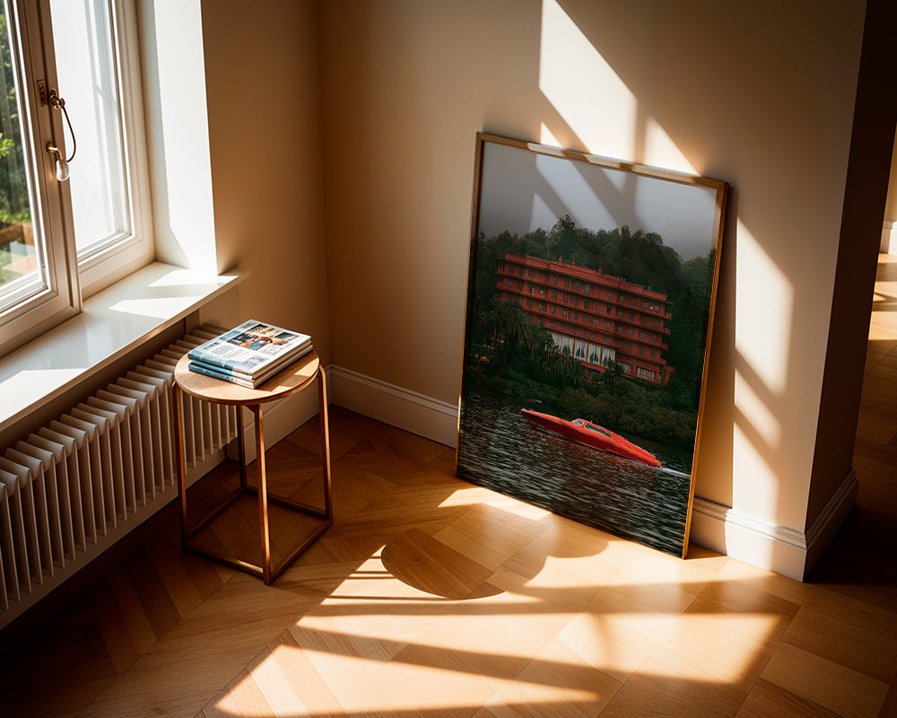 Cuadro de paisaje con hotel rojo y lancha – Product3