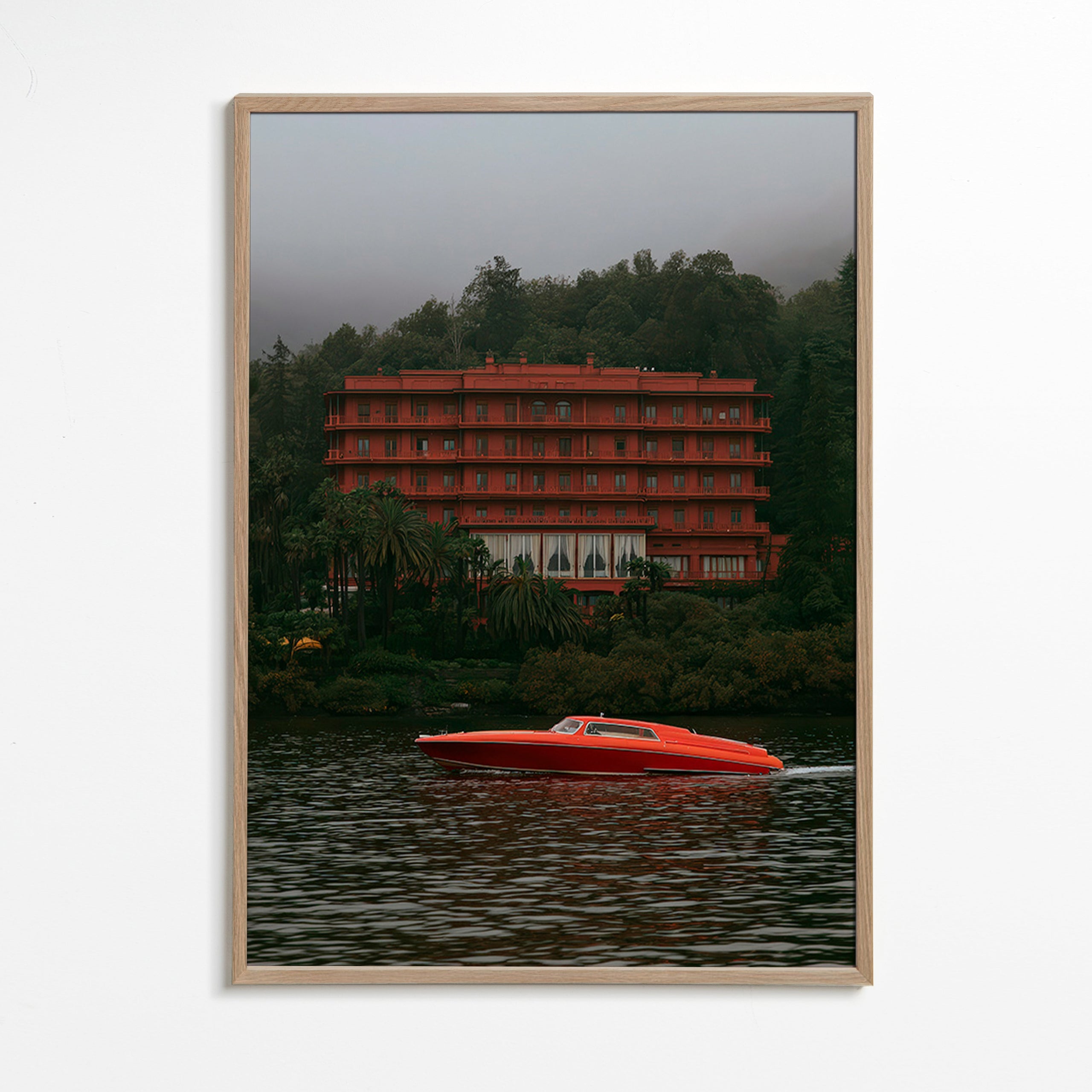 Cuadro de paisaje con hotel rojo y lancha – Oak Frame
