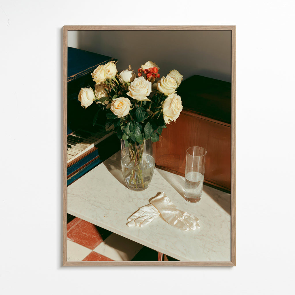Lámina botánica de rosas blancas – Oak Frame