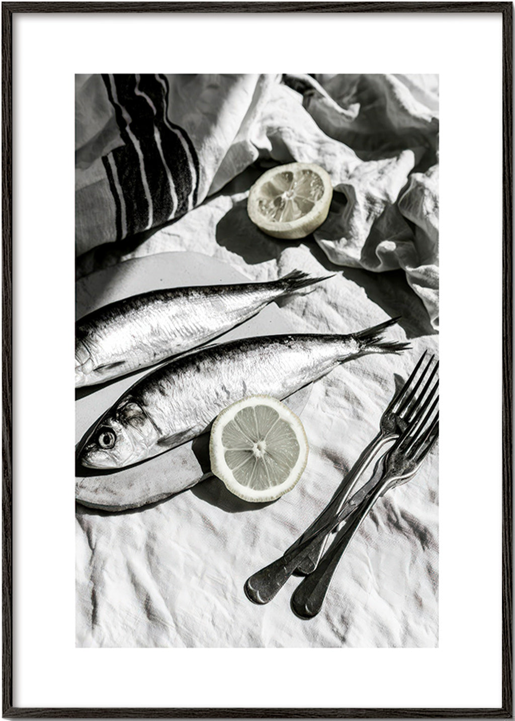 Cuadro de cocina con sardinas y limón en blanco y negro – Black Frame