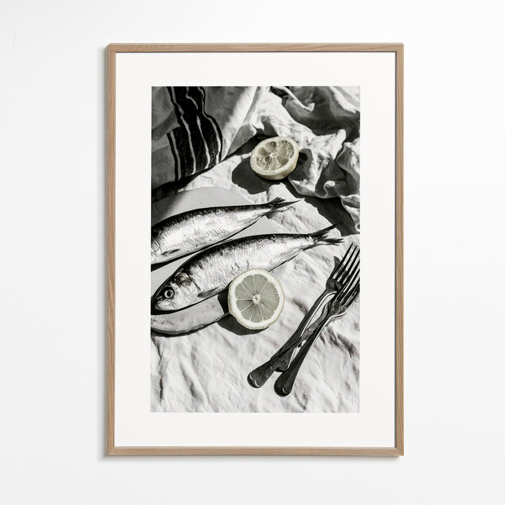 Cuadro de cocina con sardinas y limón en blanco y negro – Oak Frame