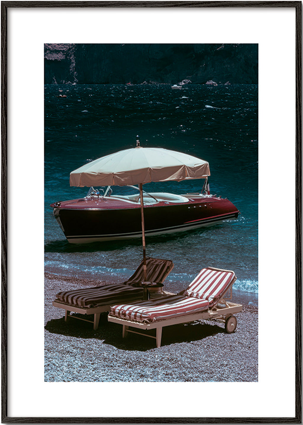 Cuadro de paisaje con barco clásico y hamacas en la orilla – Black Frame