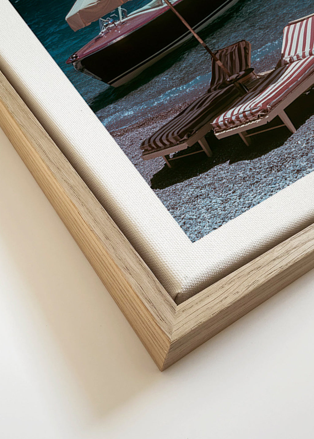 Cuadro de paisaje con barco clásico y hamacas en la orilla – Canvas detail