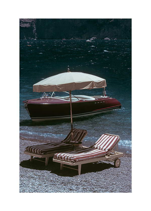 Cuadro de paisaje con barco clásico y hamacas en la orilla