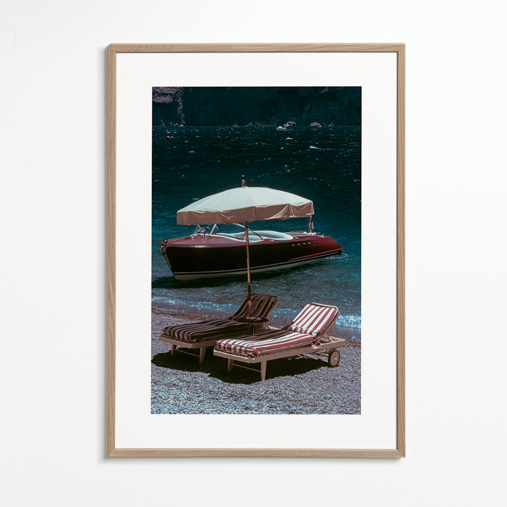 Cuadro de paisaje con barco clásico y hamacas en la orilla – Oak Frame
